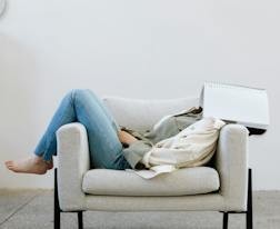 百花頭上開，冰雪寒中見是什么意思？